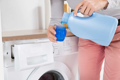 Cách giặt quần áo thơm lâu bằng máy là không quên thêm nước xả