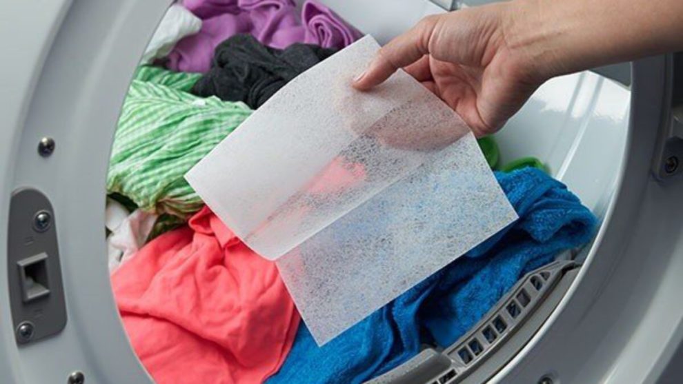 Cách xả quần áo thơm lâu bằng máy giặt là cho thơm giấy thơm/tinh dầu