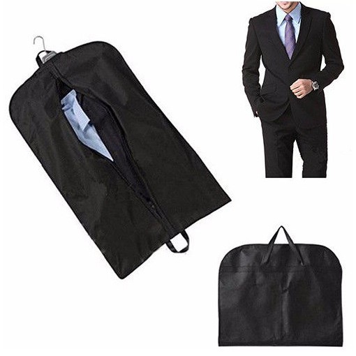 Áo vest được cho vào túi và móc chuyên dụng trước khi bảo quản