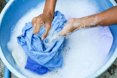 Bạn nên giặt áo phao với nước lạnh 