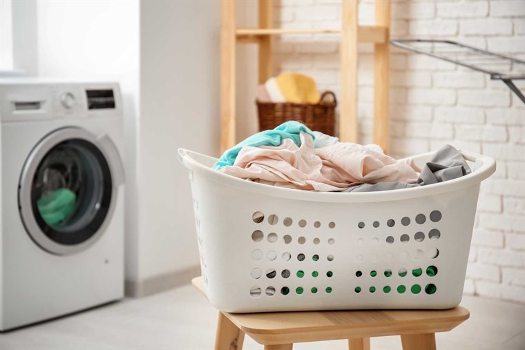 Các bước giặt khô được thực hiện với dung môi chuyên dụng