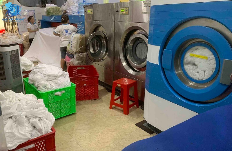 Lựa chọn dịch vụ giặt ủi bên ngoài giúp tiết kiệm được các khoản phí phát sinh