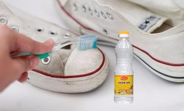 Giấm là một chất tẩy rất tốt cho các đôi giày sneaker trắng