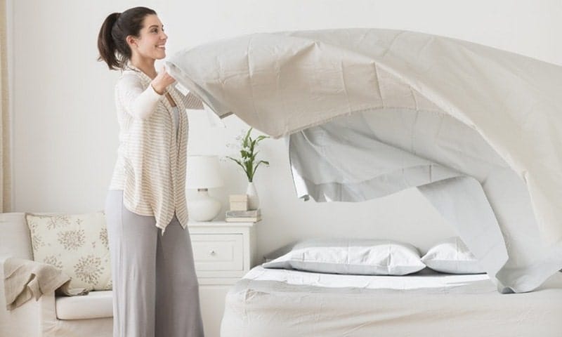 Phơi nệm dưới ánh nắng mặt trời sẽ giúp nếm diệt vi khuẩn tốt hơn